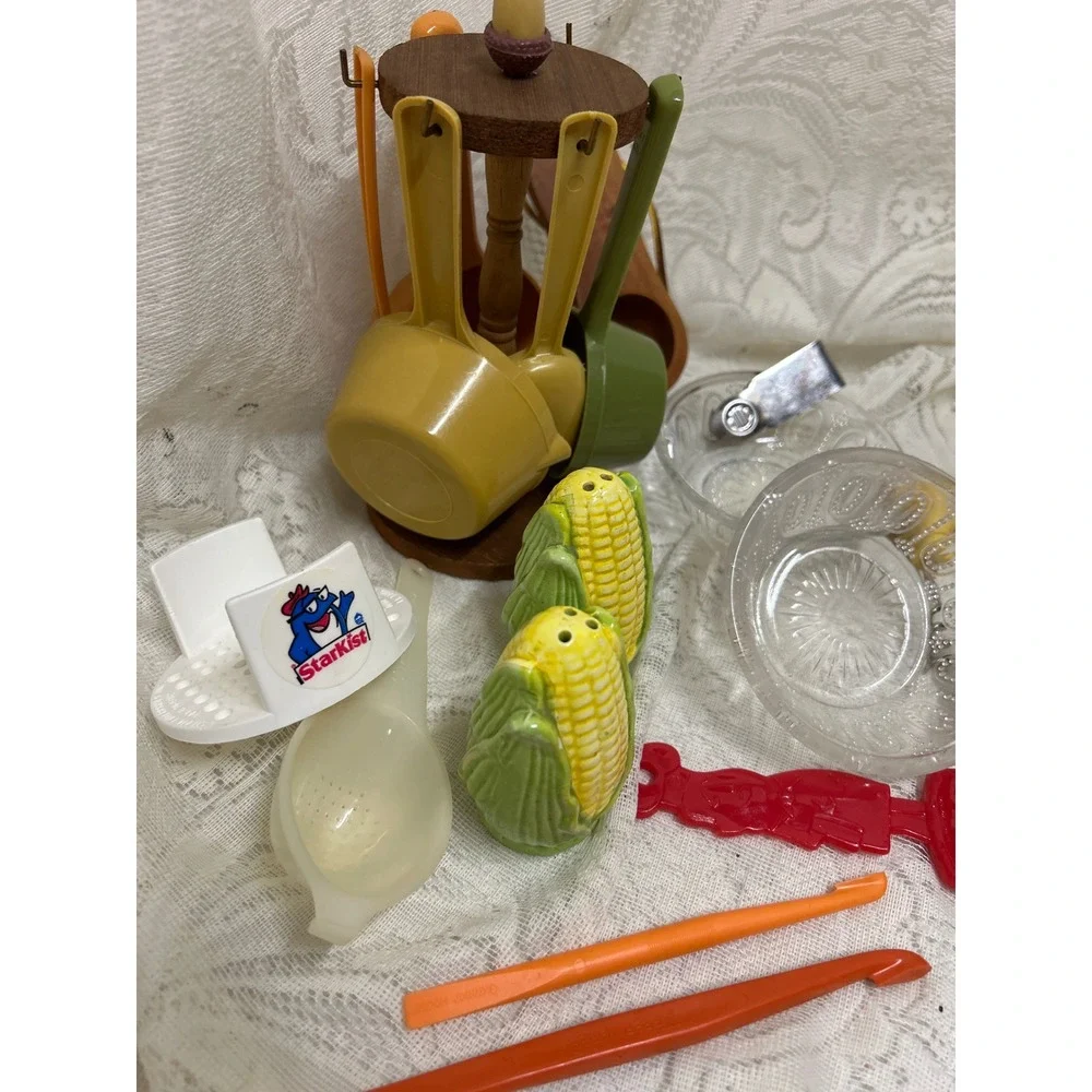 Vintage Kitchen Lot StarKist Tuna Corn S&P Shakers Measuring Cups Retro Kitschy